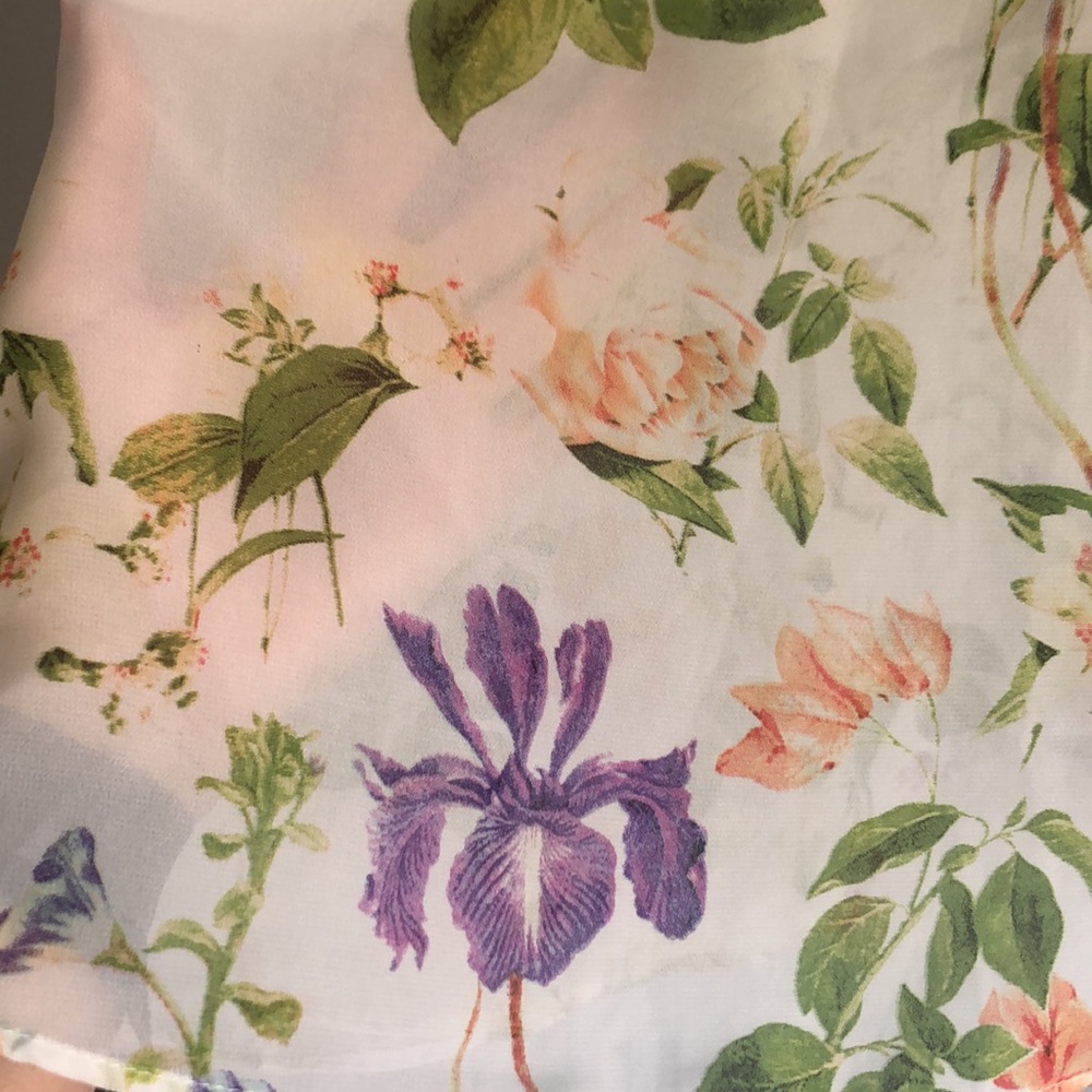 Floral Fly Away Open Back Blouse - Picture 5 of 9